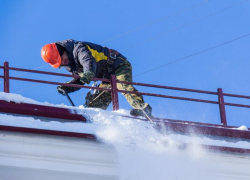 Трудинспекция Воронежской области  предупредила работодателей о безопасности при очистке крыш от снега
