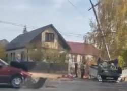 Последствия ДТП с переворачиванием и сносом опоры ЛЭП сняли на фото в Борисоглебске