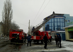В Борисоглебске загорелась реклама на крыше крупного магазина