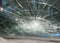 Борисоглебец решил отомстить своей знакомой и разбил лобовое стекло ее иномарки