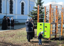 На территории главного храма Борисоглебской епархии построили детскую площадку