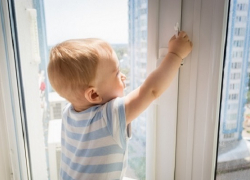 Осторожно, открытое окно! В МВД разработали памятку для родителей