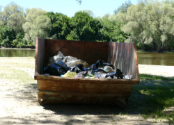 В Борисоглебске, при подготовке к турниру по пляжному волейболу, еле убрали берег реки от мусора 