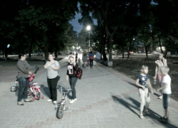 Массовые гуляния устроили борисоглебцы субботним вечером в недостроенных скверах