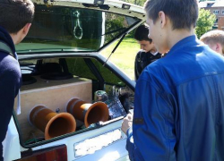 ВАЗ с автозвуком «Соседи, вешайтесь!»  привел в восторг борисоглебских студентов