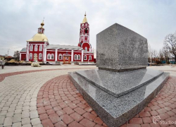На Старособорной площади  Борисоглебска установили основание будущего памятника небесным покровителям города