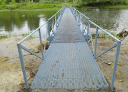 В Борисоглебске отремонтировали и вернули на место понтонный  мост через реку Ворону