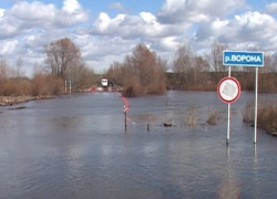 В Грибановском районе ушел под воду мост