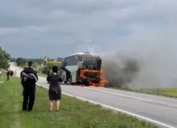 Пассажирский автобус загорелся на трассе в Новохоперском районе