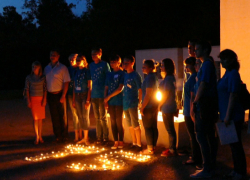 В ночь на 22 июня в Борисоглебске выложили из горящих свечей цифру 75