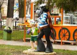 Центральный  сквер Борисоглебска  украсили «антивандальными» фигурами