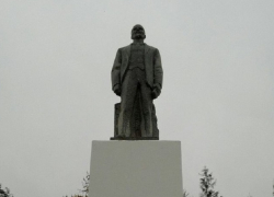 Каждый десятый борисоглебец считает, что памятник Ленину нужно снести бульдозером