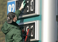 За бензин заплатят все. Почему топливо продолжает дорожать