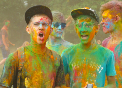 Сотни борисоглебцев раскрасили себя во все цвета радуги на «Фестивале красок»