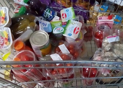 Депутаты Госдумы предложили разрешать магазинам бесплатно раздавать продукты с истекающим сроком годности.