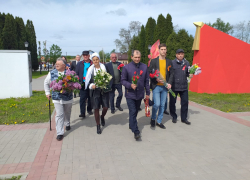 В Борисоглебске представители политических партий возложили цветы к Вечному огню 
