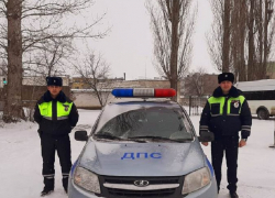 В Терновском районе сотрудники ДПС помогли автомобилисту в непростой ситуации
