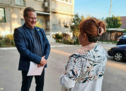 Константин Недорезов обсудил установку детской площадки с руководителем ТОС