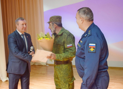 Военком Борисоглебского и Грибановского районов вручил награду добровольцу-минометчику