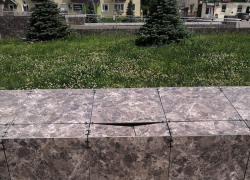 Отремонтированный к праздникам мемориал «Борцам за власть Советов» г. Борисоглебска дал первые трещины