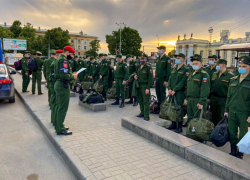 Новобранцев из Воронежской области в масках отправили служить Родине