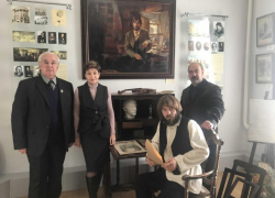 В Борисоглебской картинной галерее посетителей встречает Рябушкин (как живой)