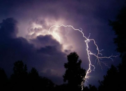 О грозовых ливнях с мощным ветром предупредили жителей Воронежской области