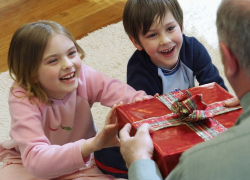 Жителям Воронежской области расскажут, как выбрать новогодний подарок ребёнку