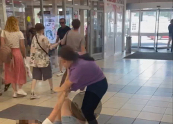 Разборки в стиле ММА устроили две девушки в торговом центре (видео)