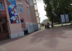 В центре Борисоглебска юные велосипедисты "развлекаются", демонстрируя водителям  средний палец
