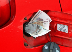 Рост цен на бензин отбирает у россиян недавние прибавки к пенсиям и зарплатам