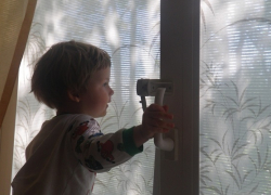 Борисоглебцы, будьте бдительны! Не оставляйте детей одних в комнате с открытыми окнами