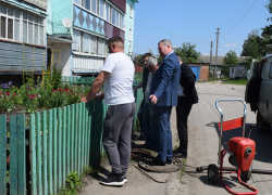  После публикации «Блокнота» с жалобами жителей на место коммунальной аварии в пгт Грибановский приехал глава района В. Мамаев