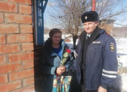 Вдов погибших при исполнении сотрудников полиции поздравили с 8 марта в Борисоглебске