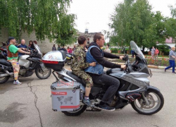 Как борисоглебские байкеры покатали на мотоциклах  сельскую детвору
