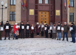 Более 100 000 подписей за отмену никелевого проекта в Черноземье  передали губернатору активисты движения «Стоп, никель!» 