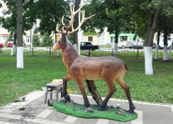 В центральном сквере Борисоглебска оленю наставили рога