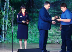 Мэр Борисоглебска вручил паспорта молодым гражданам России