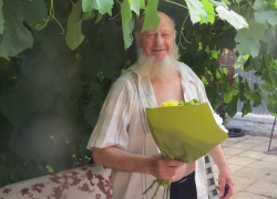 Елена Агаева вручила Виктору Глотову нагрудный знак, выпущенный к 320-летию города