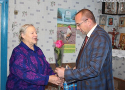 Руководитель района на пороге у грибановских пенсионеров