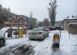 Хамская парковка автомобилей в Борисоглебске попала в объектив камеры нашего читателя