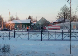 В Театральном сквере заливают каток - на радость взрослым и детям 