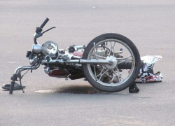 В Борисоглебске несовершеннолетний мотоциклист врезался в нарушивший правила автомобиль