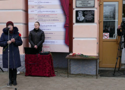 В  память о легендарном директоре Борисоглебского театра горожане принесли его любимые гвоздики 