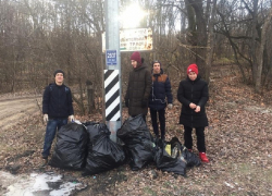 Борисоглебские активисты провели последнюю в этом году уборку берега реки Ворона