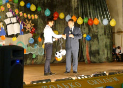 Глава администрации Борисоглебского округа подарил сельской школе набор спортивного инвентаря