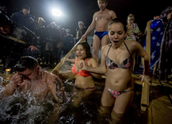 Около 9 тысяч человек искупались в Крещенскую ночь в Воронежской области