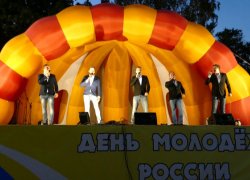 В честь Дня молодежи на центральной площади Борисоглебска целый час пели «Булановские мальчики»