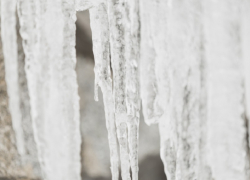 Как получить компенсацию за травмы от падения снега с крыши