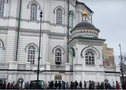 Огромная очередь выстроилась у главного храма Воронежской области